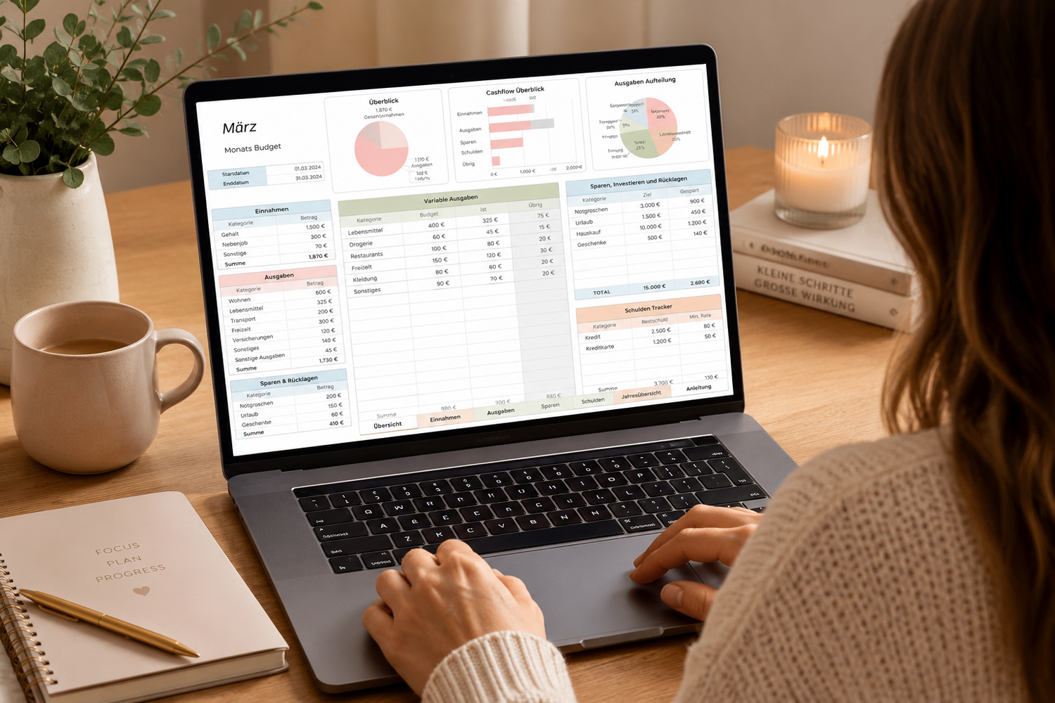 Person nutzt die Excel-Vorlage „Simple Budget Haushaltsbuch“ auf einem Laptop, um Einnahmen, Ausgaben, Sparziele und den Monatsüberblick einfach zu verwalten.