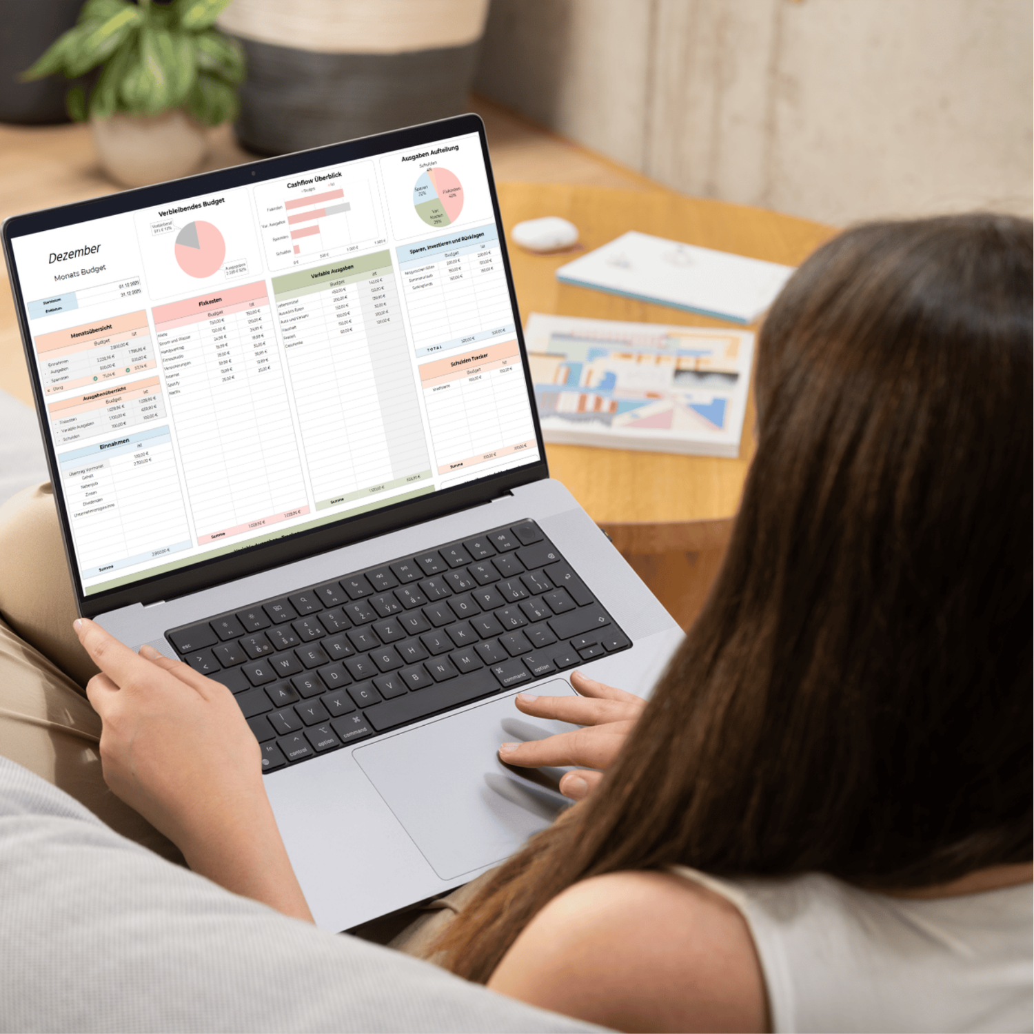 Person nutzt die Excel-Vorlage „Simple Budget Haushaltsbuch“ auf einem Laptop, um Einnahmen, Ausgaben und Sparziele übersichtlich zu verwalten.